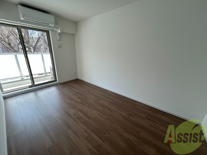 その他部屋・スペース　７．３帖の寝室です。エアコンも取り付けられています。