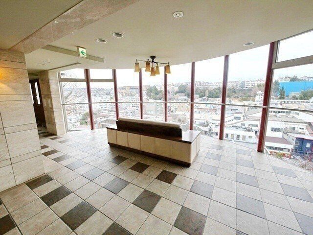 ロビー　エレベーター付き