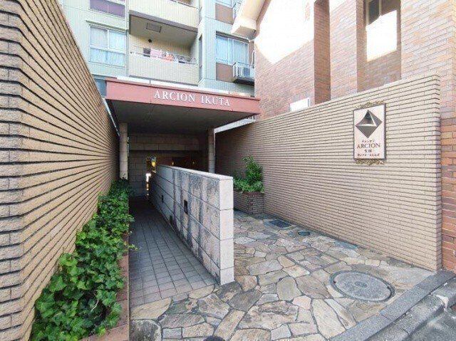 エントランス　??　徒歩６分です