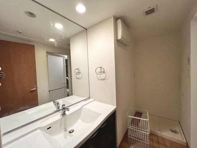 洗面設備　使いやすい洗面台です