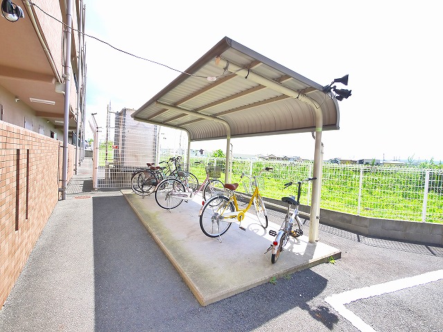 その他共有部分　ゆったりとした駐輪スペース。