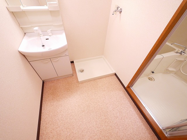 洗面設備　明るい洗面所です