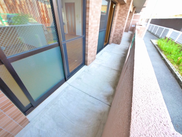 バルコニー　外からの目が気にならないバルコニーで洗濯物が干せます