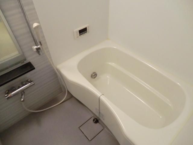 バス・シャワールーム　追い焚き付の広々浴室