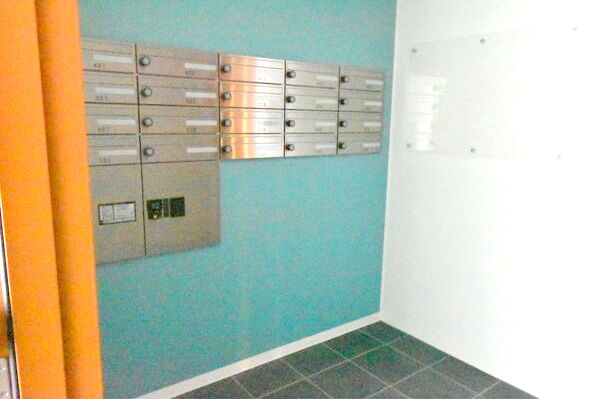 エントランス　便利な宅配ボックス付き！日中不在にしがちな方におすすめです！