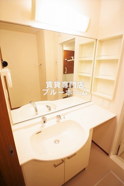 洗面設備　広くて使いやすい独立洗面台！