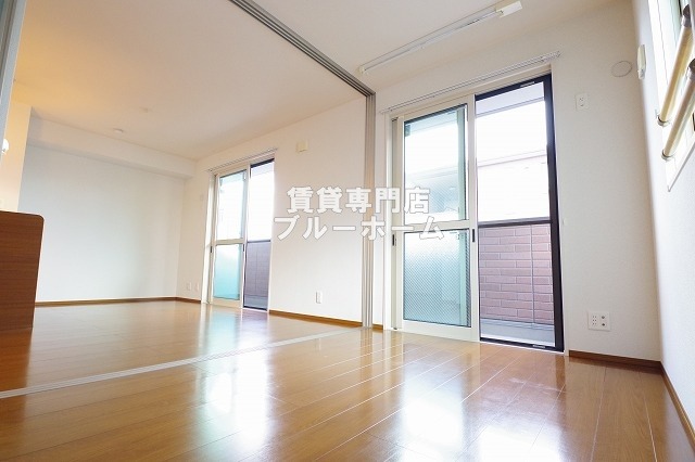 その他　リビングすぐ横にある4.5帖の洋室！