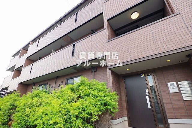 建物外観　軽量鉄骨造3階建ての綺麗な物件！