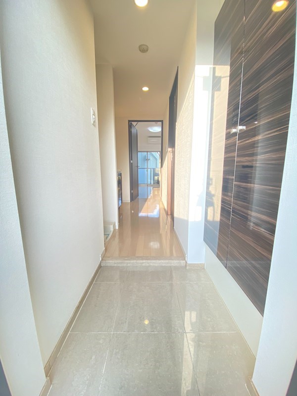 玄関　別タイプのお部屋です