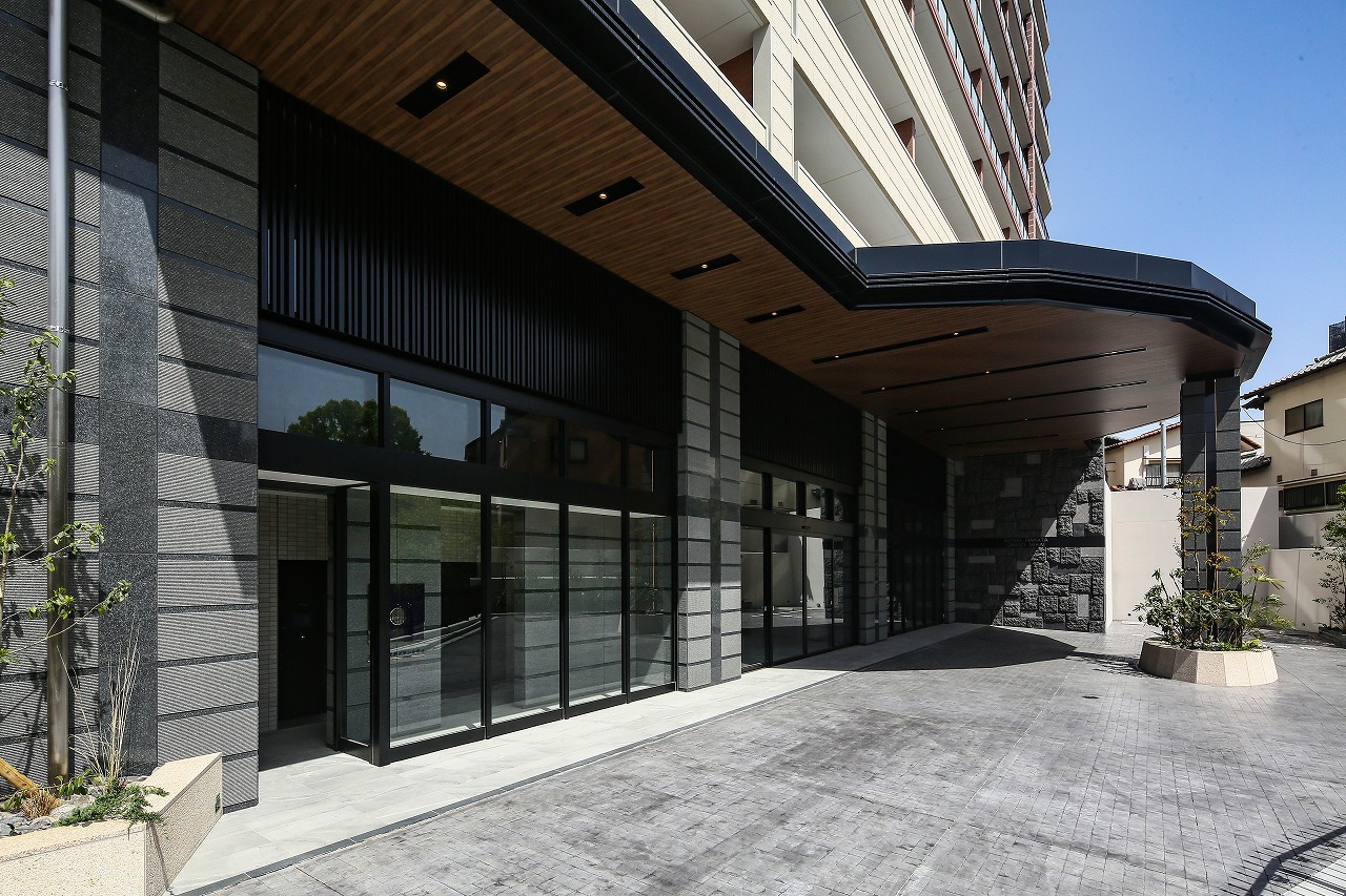 エントランス　車寄せもある明るいメインエントランス☆