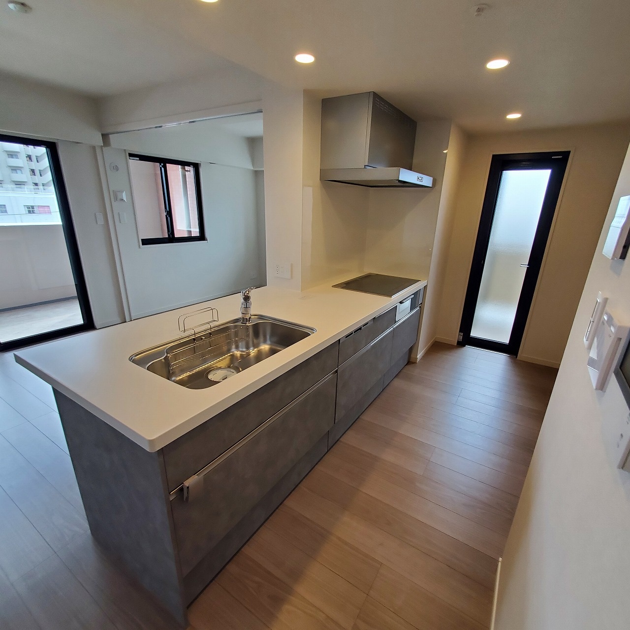 キッチン　勝手口もある明るいキッチン☆IHタイプです♪