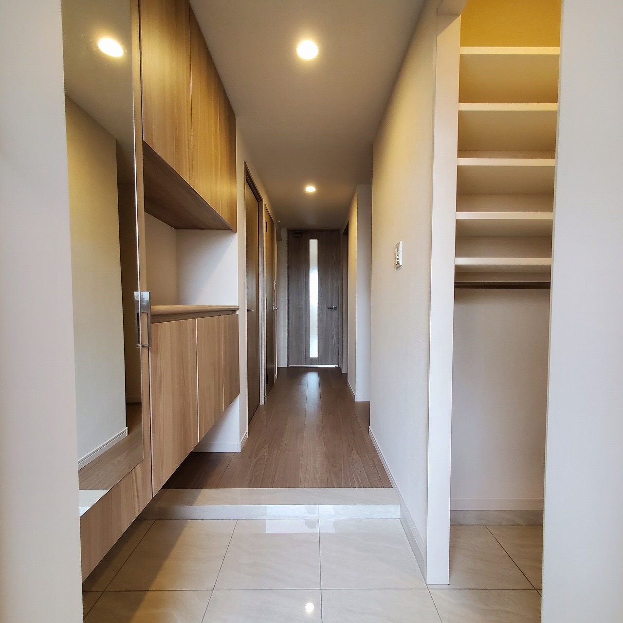 玄関　玄関には大型シューズボックス＋シューズクローゼット！