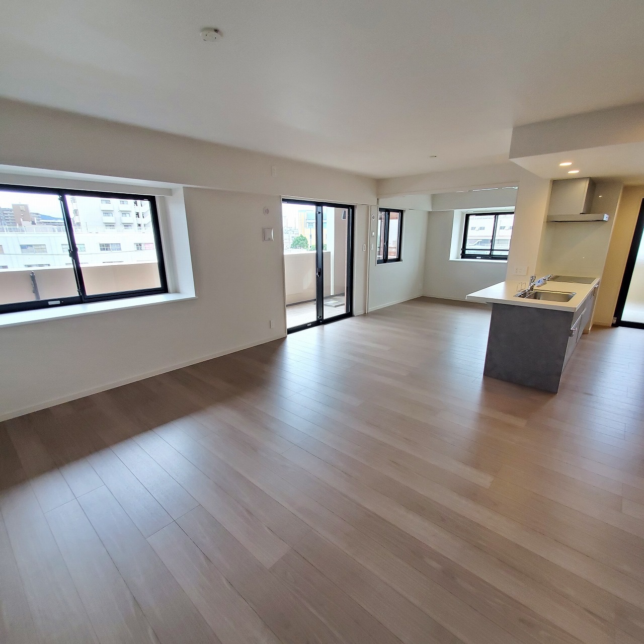 居室・リビング　洋室は稼働壁なので開放して広々リビング☆