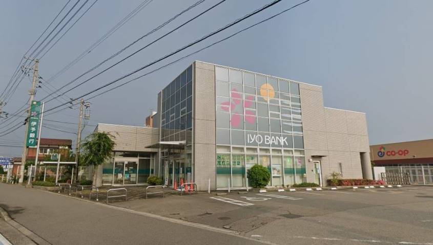 銀行　伊予銀行新居浜東支店（銀行）まで587m