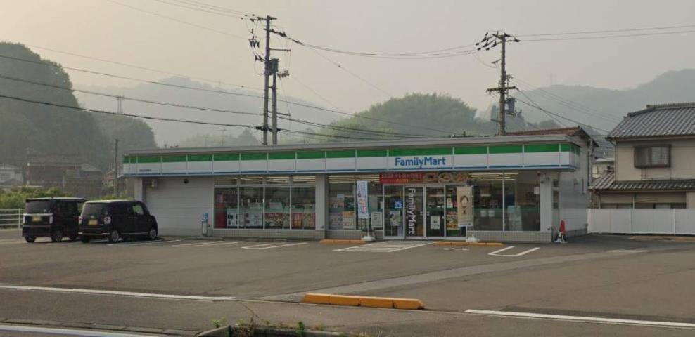 コンビニ　ファミリーマート（コンビニ）まで601m