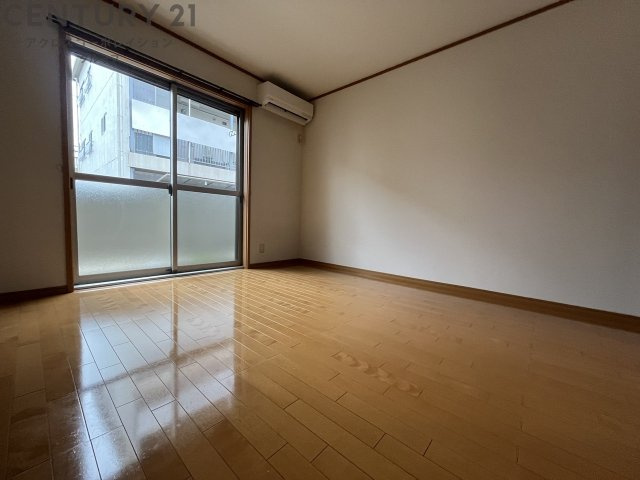 居室・リビング　南向きエアコン付きの8.4帖の洋室です♪