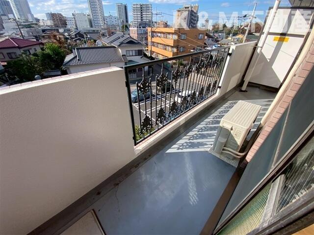 バルコニー　暖かな日差しのふりそそぐバルコニー