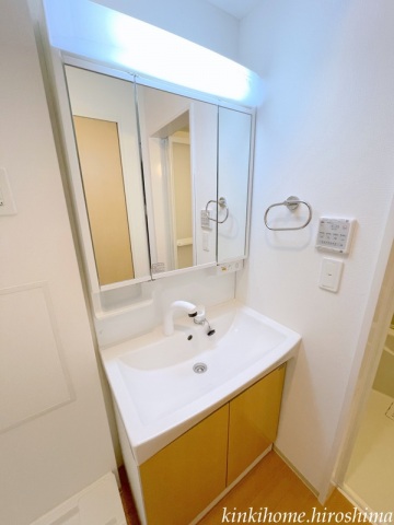洗面設備　写真は別のお部屋です。