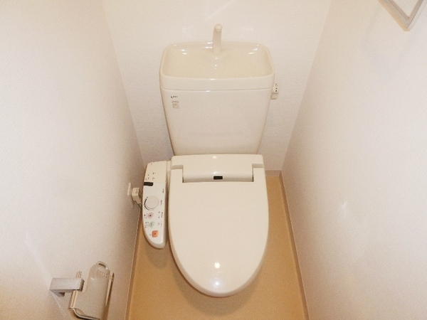 トイレ　温水洗浄便座付きのトイレです♪