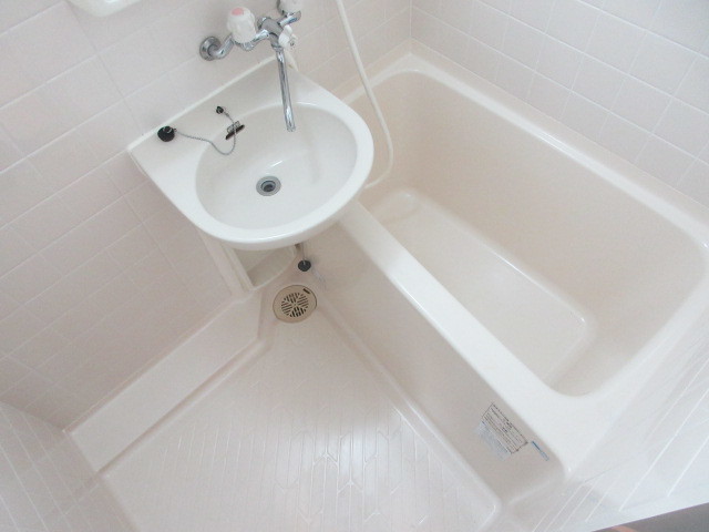 バス・シャワールーム　清潔感のあるバスルームです