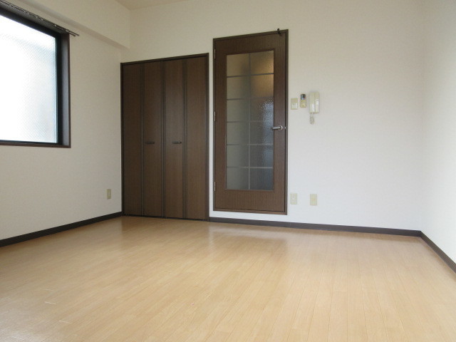 居室・リビング　８．６帖出窓付きの広い洋室です