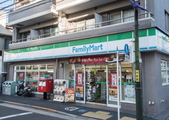 コンビニ　ファミリーマート 西大井四丁目店（コンビニ）まで570m