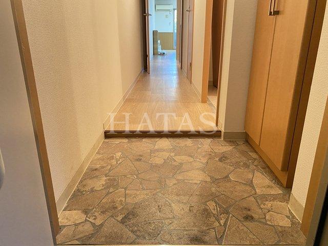 玄関　同物件別部屋です。