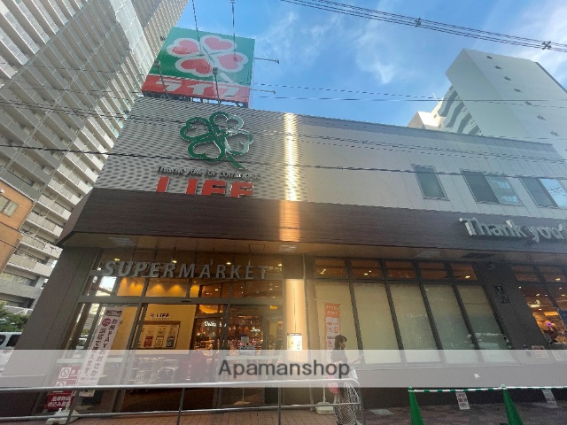 スーパー　ライフ中崎町駅前店（スーパー）まで258m