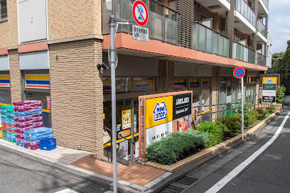 コンビニ　ミニストップ南青山４丁目店（コンビニ）まで741m