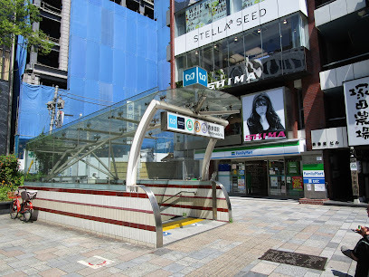 コンビニ　ファミリーマート表参道駅前店（コンビニ）まで741m