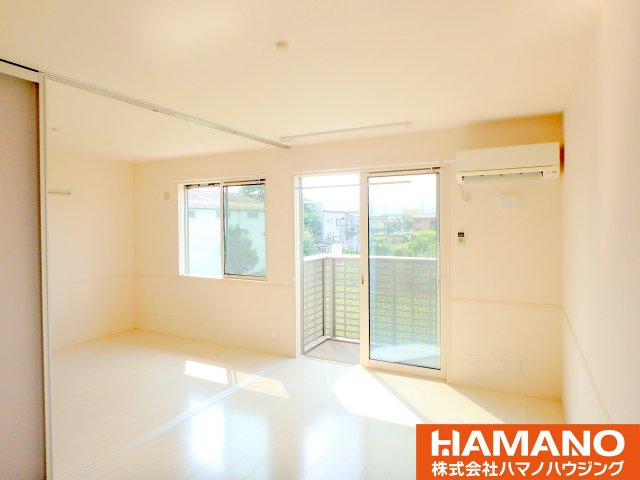 居室・リビング　おしゃれな居間です（反転タイプです）