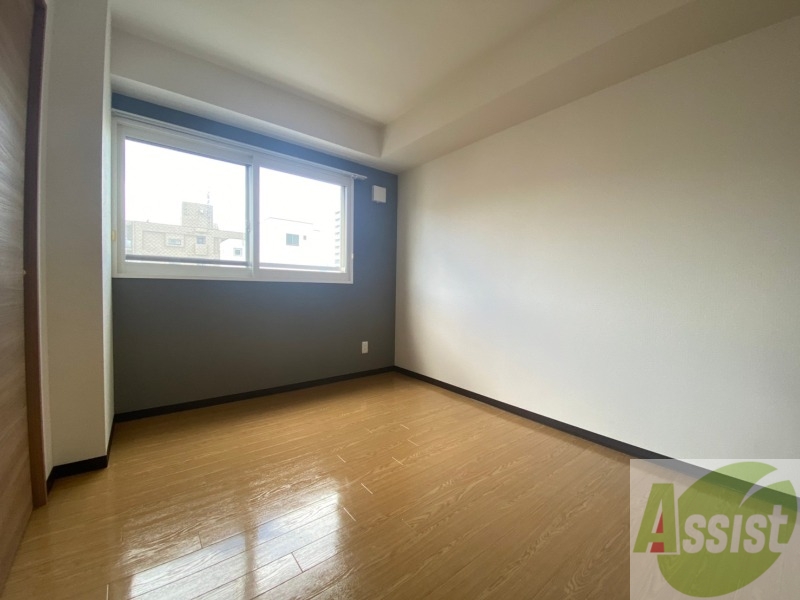 その他部屋・スペース　寝室はこちらです。光が差し込む、温かみのあるお部屋です。