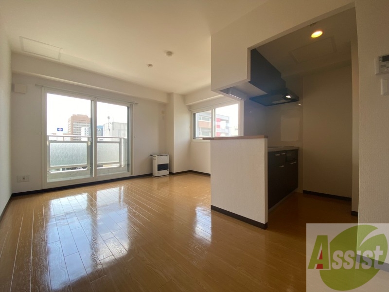 居室・リビング　リビングです。木目のフローリングが落ち着きますね。