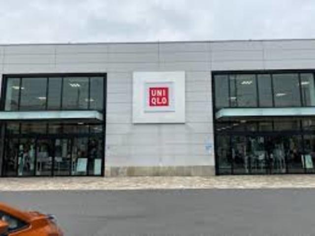 ショッピングセンター　ユニクロ伏見店（ショッピングセンター）まで1476m