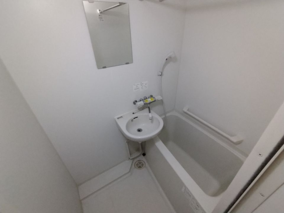 バス・シャワールーム　鏡＆手摺付き♪