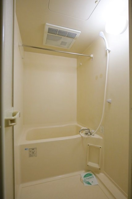 バス・シャワールーム　コンパクトで使いやすいお風呂です