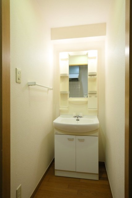 洗面設備　使いやすい独立洗面台です