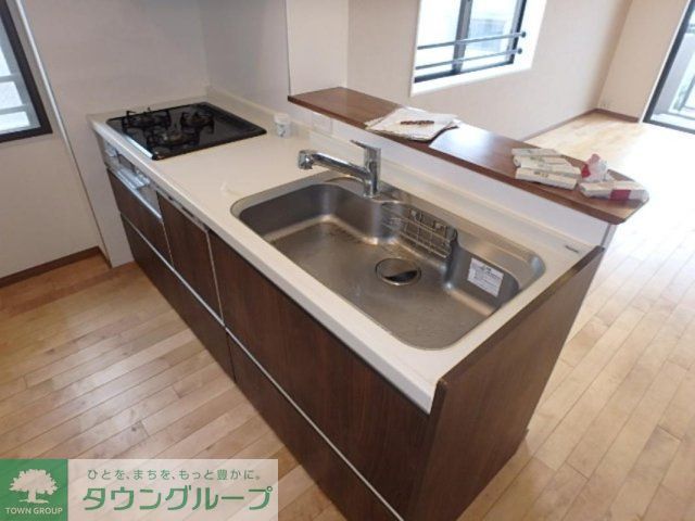 キッチン　システムキッチン（3口ガス・グリル付）