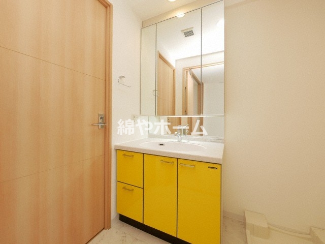 洗面設備　独立洗面化粧台が付いています