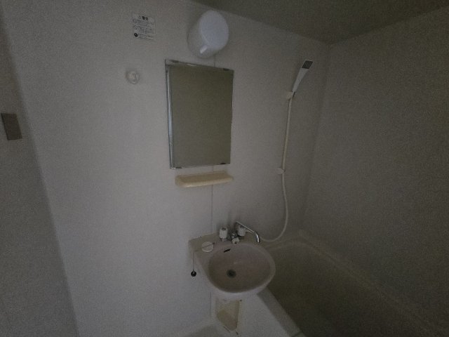 洗面設備　明るい洗面所です