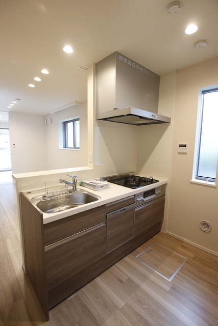 キッチン　◆便利な３口コンロ・グリル付き対面システムキッチン◆