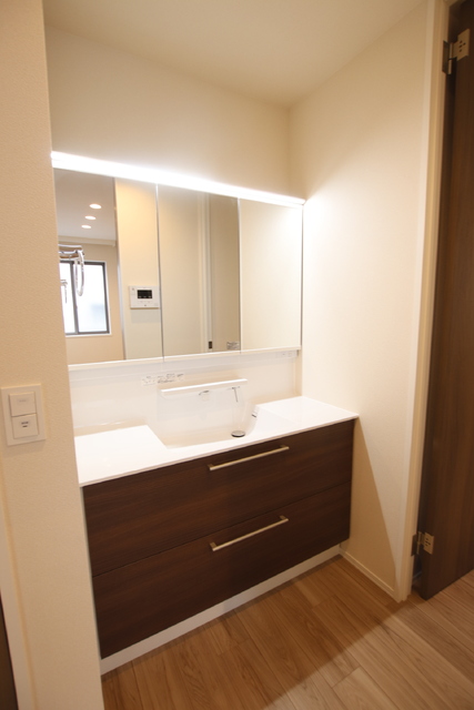 洗面設備　◆朝の支度に便利・ゆとりある洗髪洗面化粧台◆