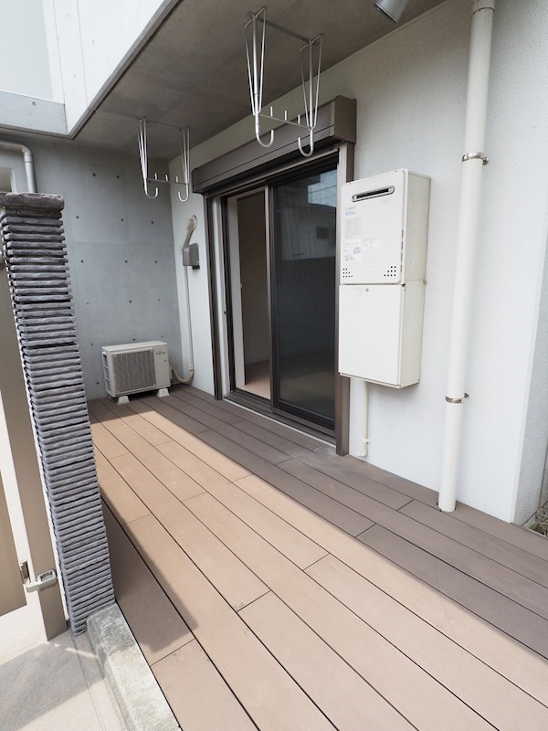 バルコニー　外の空気を感じられるテラス付き。