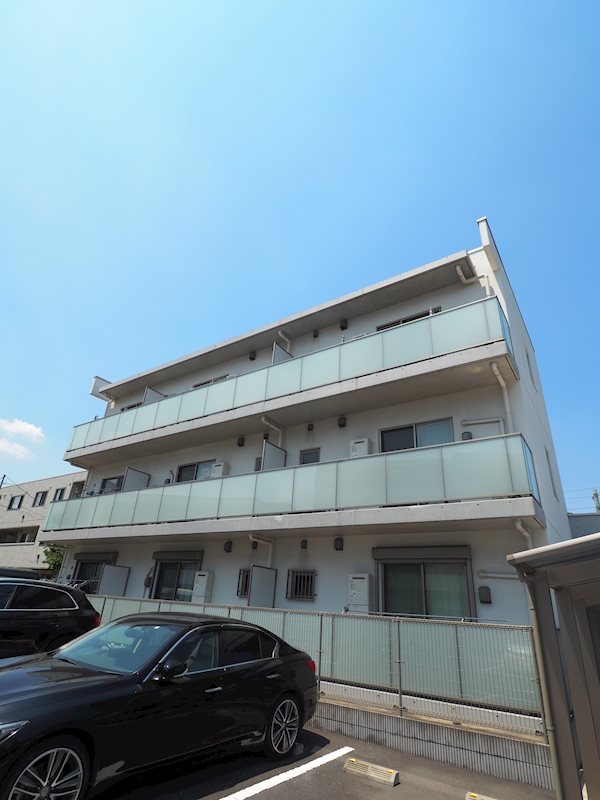 建物外観　落ち着いた住環境に佇む魅力的な外観です。