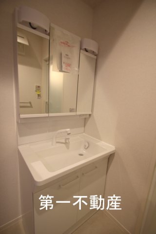 洗面設備　三面鏡化粧台