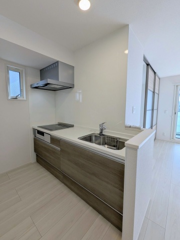 キッチン　3口ＩＨコンロとグリル付きシステムキッチン