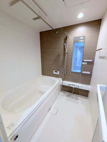 バス・シャワールーム　追炊きと乾燥機付きの大きな一坪風呂