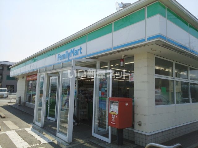 コンビニ　ファミリーマート　山形空港前店（コンビニ）まで832m