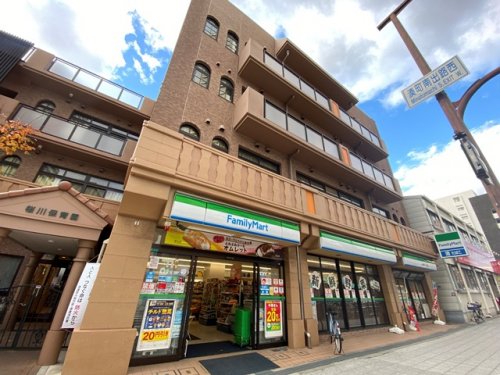 コンビニ　ファミリーマート 小浦桜川一丁目店（コンビニ）まで385m
