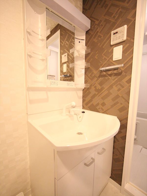 洗面設備　脱衣所　独立洗面台（シャンプードレッサー付）収納スペース有